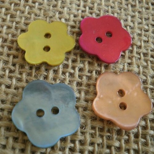 Lot de 4 boutons fleurs en nacre , coloris bleu , rouge , orange et jaune , taille 1,5 cm