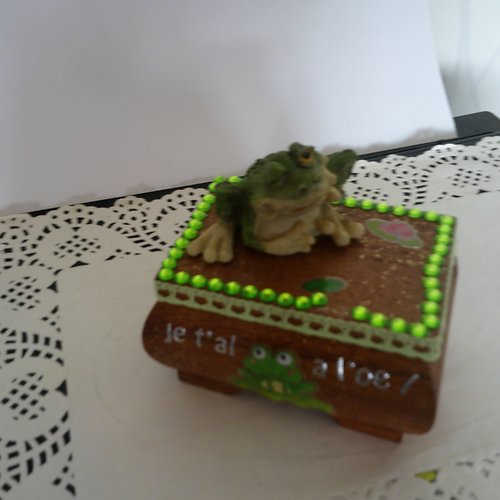 Coffrets bois rectangulaires sur pieds. grenouille. ok
