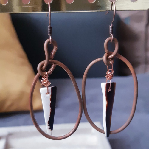 Boucles d'oreilles créoles coquillage nacre marron blanc et cuivre vieilli