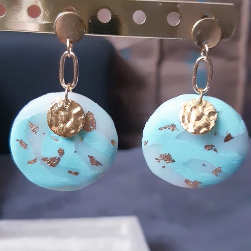 Boucles d'oreilles pastille pâte polymère vert d'eau blanc à paillettes , rond doré martelé et puces or - acier