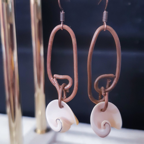 Boucles d'oreilles coquillage spirale nacre jaune marron blanc et cuivre vieilli - acier inoxydable