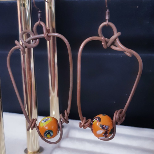 Boucles d'oreilles asymétriques perle porcelaine orange et cuivre vieilli - acier inoxydable