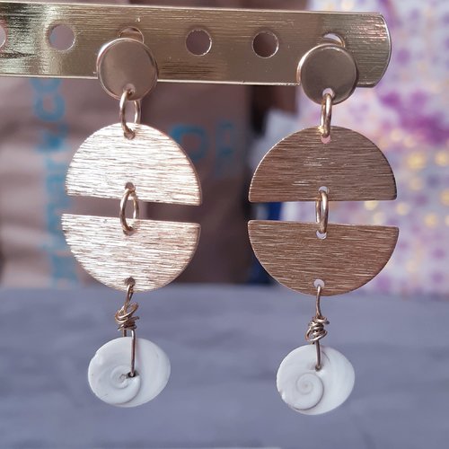 Boucles d'oreilles coquillage oeil de shiva nacre blanc marron à cercle de demi-lune doré et puces or - acier inoxydable