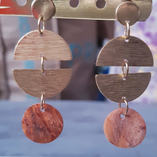 Boucles d'oreilles pastille de coquillage nacre terracotta à cercle de demi-lune doré et puces or - acier inoxydable