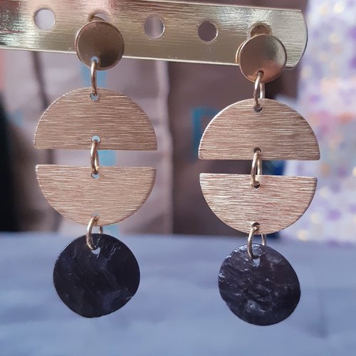 Boucles d'oreilles pastille de coquillage nacre noir à cercle de demi-lune doré et puces or - acier inoxydable
