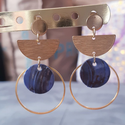 Boucles d'oreilles pastille de coquillage nacre bleu marine , cercle , demi-lune doré et puces or - acier inoxydable