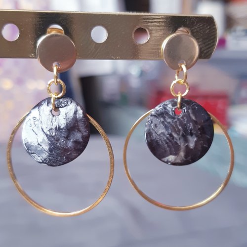 Boucles d'oreilles pastille de coquillage nacre noir, cercle doré et puces or - acier inoxydable