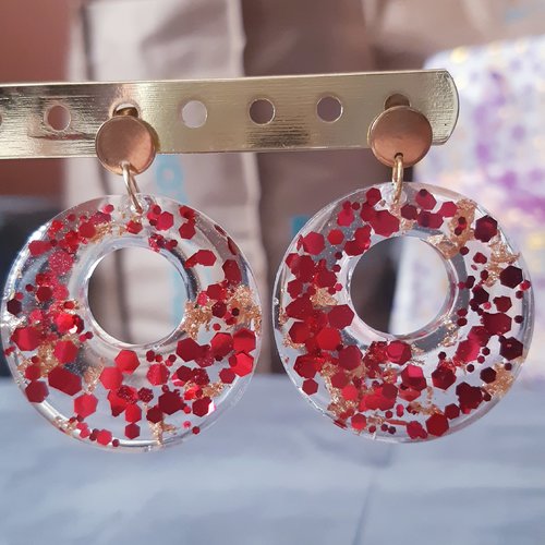 Boucles d'oreilles anneau résine uv blanche à paillettes rouge doré et puces or - acier inoxydable