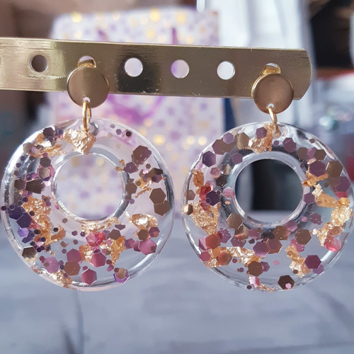 Boucles d'oreilles anneau résine uv blanche à paillettes rose poudré doré et puces or - acier inoxydable