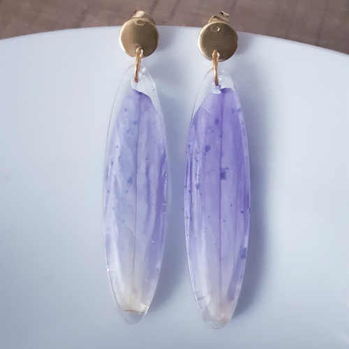Boucles d'oreilles ovale résine fleur séchée lilas blanc et puces or - acier inoxydable