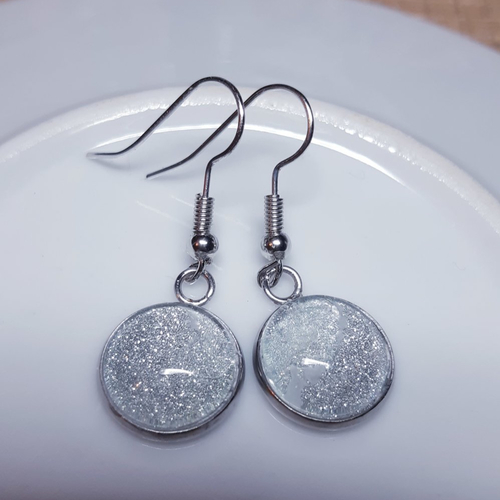 Boucles d'oreilles cabochon de verre gris argenté à paillettes et argent - acier inoxydable