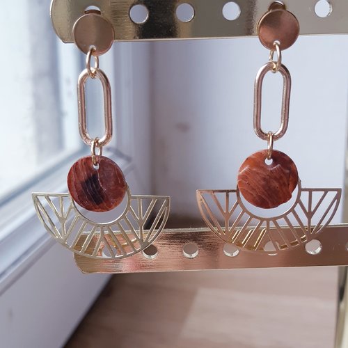 Boucles d'oreilles pastille de coquillage nacre terracotta , éventail doré et puces or - acier inoxydable