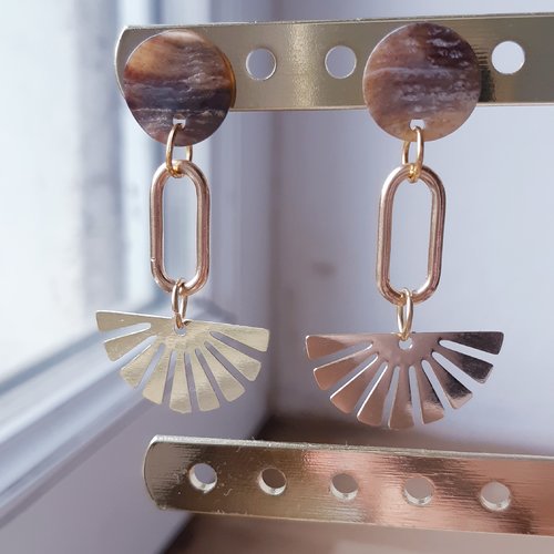 Boucles d'oreilles pastille de coquillage nacre beige , éventail doré et puces or - acier inoxydable
