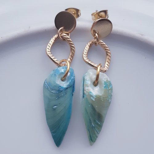 Boucles d'oreilles coquillage nacre bleu ciel , breloque martelé doré et puces or - acier inoxydable