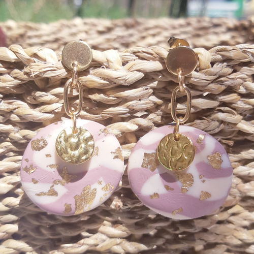 Boucles d'oreilles pastille pâte polymère vieux rose poudré à paillettes , rond doré martelé et puces or - acier