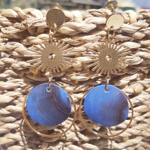 Boucles d'oreilles pastille de coquillage nacre bleu marine , cercle , soleil doré et puces or - acier inoxydable