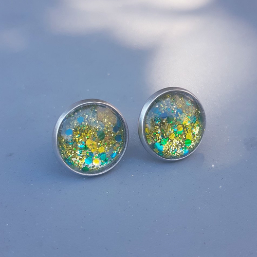 Boucles d'oreilles cabochon de verre en résine à paillettes jaune bleu vert et puces argent