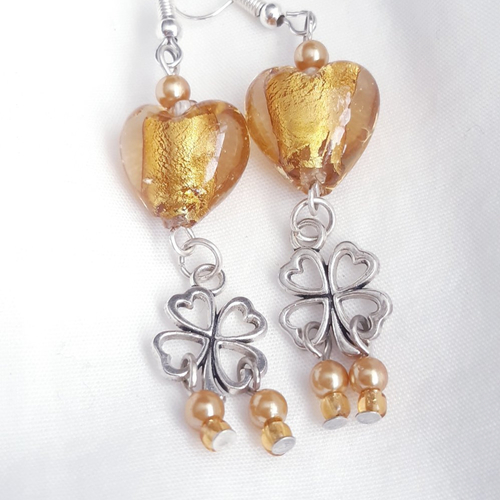Vendu / boucles d'oreilles coeur verre murano moutarde, trèfle argenté, nacré