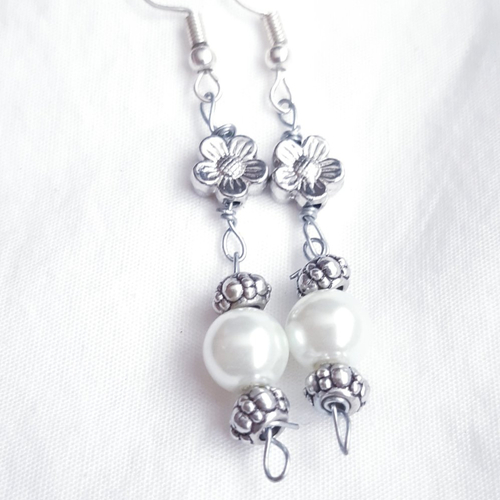 Boucles d'oreilles perle verre blanc nacré, fleur argenté, coupelles