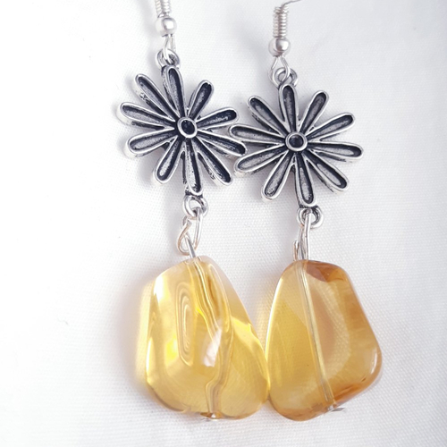 Boucles d'oreilles pierre verre tchèque de bohème jaune moutarde, fleur argenté, nacré, noir