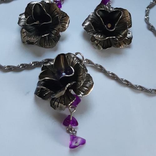Collier et boucles d'oreilles pierres verre violet, fleur argenté, chaine argenté