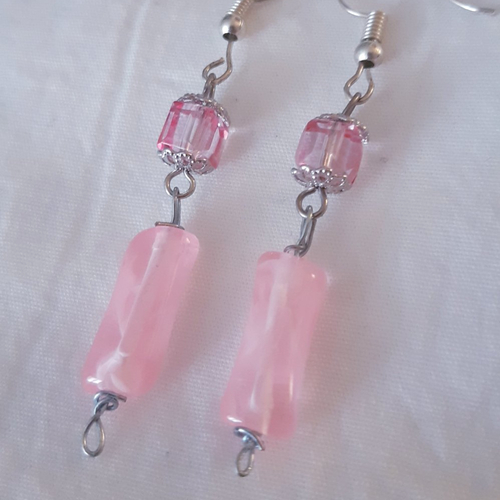 Boucles d'oreilles cube en verre rose et perle rectangulaire rose à spirales blanches à coupelles argenté