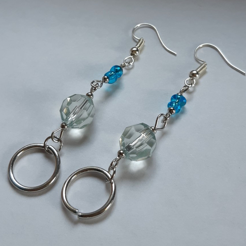 Boucles d'oreilles perle vert d'eau facetté, anneau argenté, bleu