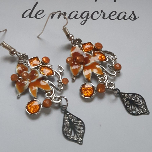 Boucles d'oreilles fleur miel métal argenté, strass, feuille métal argenté