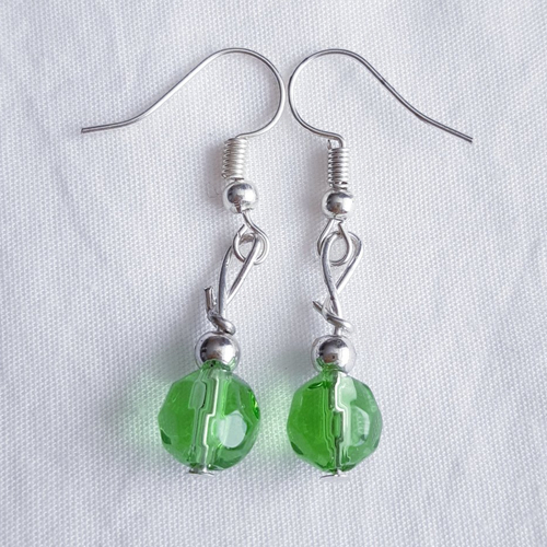 Boucles d'oreilles perle verre verte facettée, argenté