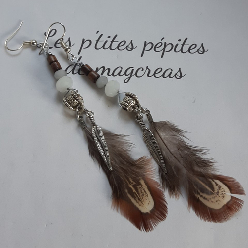 Boucles d'oreilles cristals swarovski blanc gris facettés, plume naturelle marron, plume argenté, bois