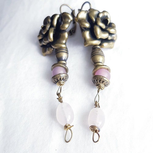 Boucles d'oreilles pierre quartz rose poudré, perle céramique rose, fleur bronze, poterie