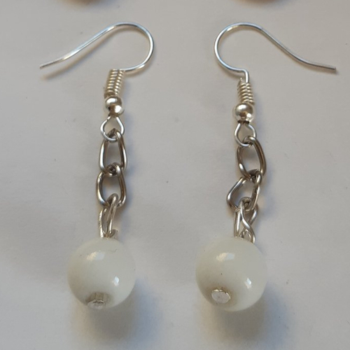 Boucles d'oreilles perle en verre blanc et pendant chaine en métal argenté
