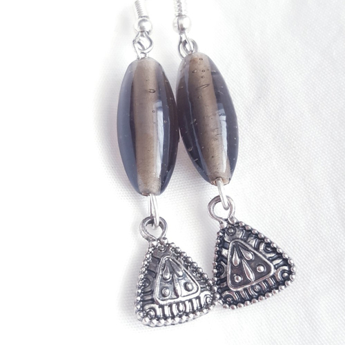 Boucles d'oreilles olive en verre gris anthracite et breloque triangle en métal argenté ajouré