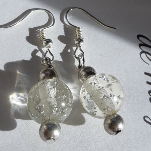 Boucles d'oreilles perle blanche pailletée argenté et perles en métal argenté