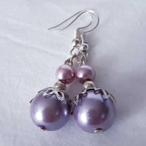 Boucles d'oreilles perle en verre nacré lavande parme à coupelle feuille en métal argenté et perle en verre nacré rose