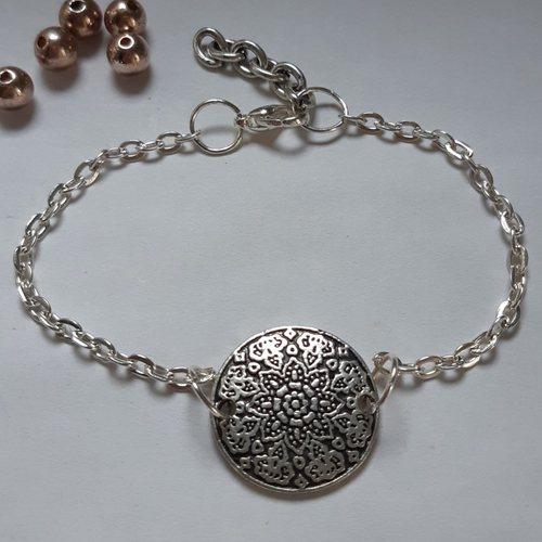 Bracelet breloque rosace ronde en métal argenté ajouré à chaine en métal argenté et ajustable