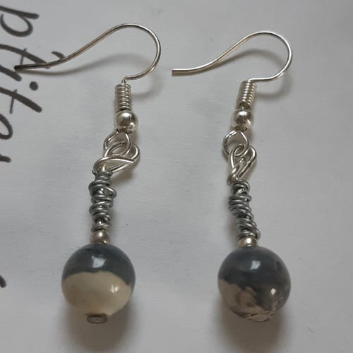 Boucles d'oreilles perle en résine blanche grise à perle et pendant argenté