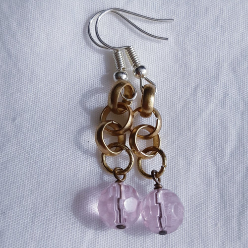 Boucles d'oreilles perle verre rose poudré facettée, anneaux doré