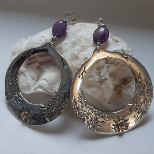 Boucles d'oreilles pierre améthyste violet et grande breloque anneau en métal argenté à strass beige