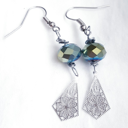 Boucles d'oreilles cristal swarovski vert bleu facettée et estampe filigrane losange à trèfle en métal argenté