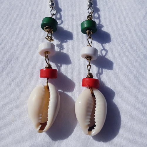 Boucles d'oreilles coquillage en nacre crème et perles rouge blanche verte à pendant artisanal en métal doré