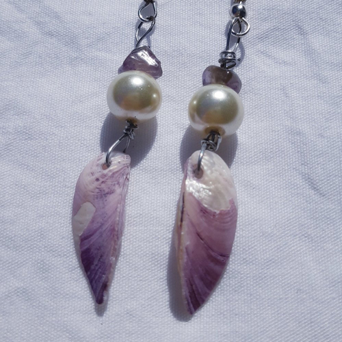 Boucles d'oreilles pierre améthyste violet blanc, perle verre nacré crème, coquillage nacre lavande