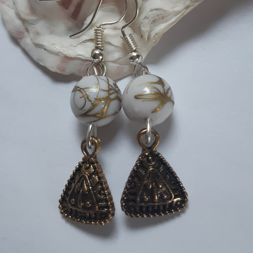 Boucles d'oreilles perle résine blanche doré, triangle bronze