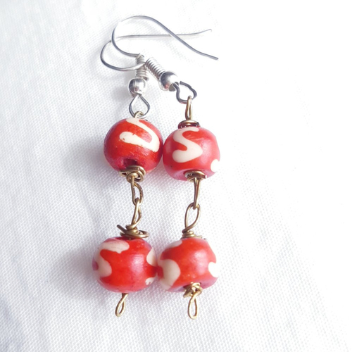 Boucles d'oreilles perles céramique rouge bordeau spirales blanches, doré