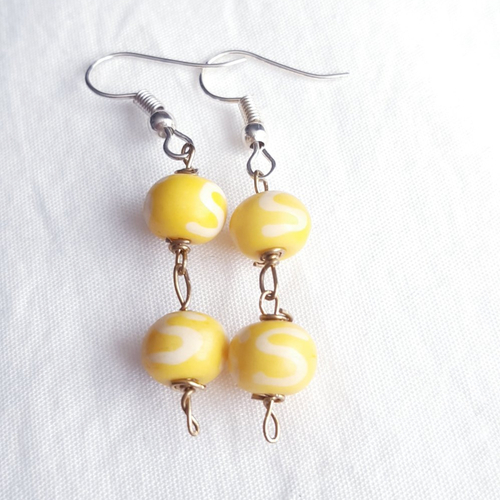 Boucles d'oreilles perles céramique jaune spirales blanches, doré