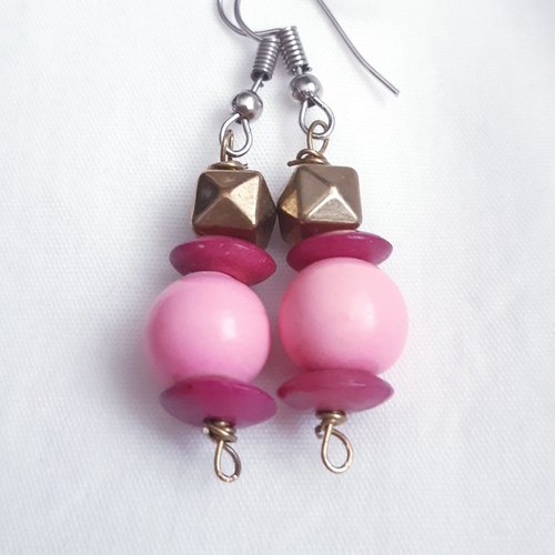 Boucles d'oreilles perle céramique rose, pastilles céramique violet, cube facetté doré