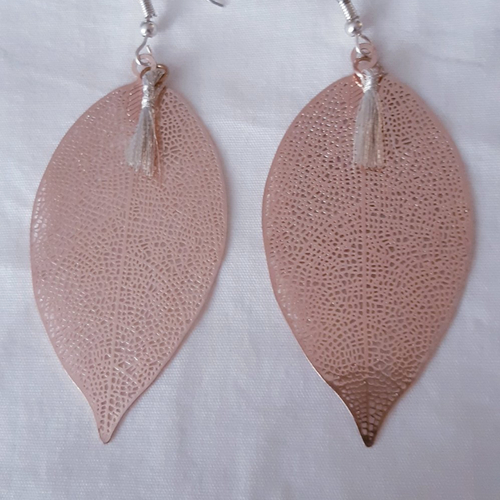 Boucles d'oreilles grande estampe feuille filigrane cuivré, pampille gris argenté