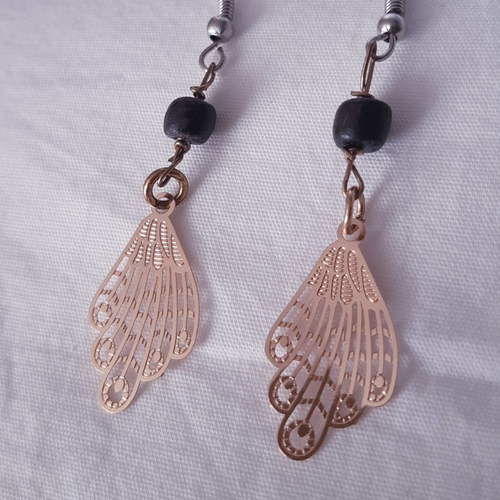 Boucles d'oreilles estampe aile d'ange filigrane doré, perle bois noire