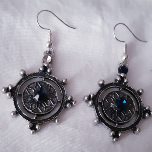 Boucles d'oreilles breloque marin en métal argenté ajouré à strass cristal bleu marine