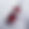 Boucles d'oreilles cube en verre rouge facettée et rectangle rouge à spirales blanches à coupelles argenté